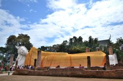 Una suggestiva immagine del Buddha sdraiato a Ang Thong, Thailandia.
