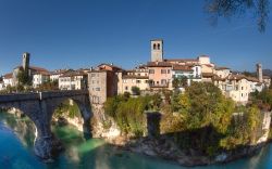 Una suggestiva immagine del Ponte del Diavolo e del centro abitato di Cividale del Friuli, Udine, Italia.
