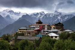 Una suggestiva immagine della regione di Kalpa, Himachal Pradesh, India. Siamo in un villaggio di montagna nel nord dell'India.

