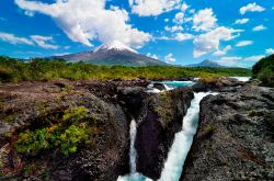 Una suggestiva immagine delle cascate del vulcano Osorno, Cile.
