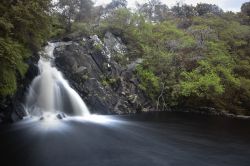 Una suggestiva immagine delle Torball Falls di Dornoch, Scozia.
