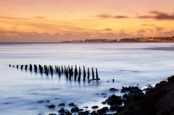 Una suggestiva immagine di Cruz Quebrada a Oeiras, Portogallo. I colori del tramonto tingono di mille sfumature il cielo sopra la città di Oeiras.
