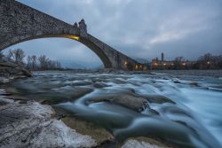 Una suggestiva immagine notturna dell'antico ponte di Bobbio, Piacenza, Emilia Romagna. E' stato denominato Gobbo per via degli 11 archi disuguali fra loro e posti a differenti altezze.



 ...