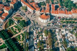 Una suggestiva panoramica aerea di Barcelos, Portogallo. Il centro storico della città è costellato di residenze e case antiche oltre che di giardini e spazi verdi.
