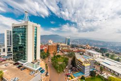 Una suggestiva panoramica della città di Kigali con Pension Plaza e la torre cittadina, Ruanda (Africa) - © Jennifer Sophie / Shutterstock.com