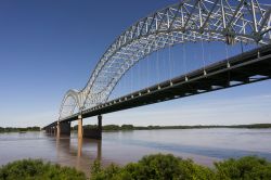 Una suggestiva panoramica dell'Hernando de Soto Bridge sul fiume Mississipi, Memphis (Tennessee).



