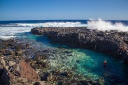 Una suggestiva piscina naturale con acqua cristallina sull'isola de La Réunion, Isole Mascarene.

