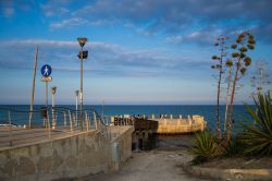 Una suggestiva rotonda sul mare a Avola, Sicilia. A pianta esagonale, la cittadina si affaccia sulla costa ionica della Sicilia Orientale nel Golfo di Noto.
