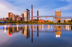 Una suggestiva skyline della città di Birmingham, Alabama, USA. Questa località venne fondata il 1° giugno 1871 alla fine della guerra civile americana come comprensorio industriale.
 ...
