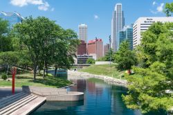 Una suggestiva skyline della cittadina di Omaha, Nebraska, lungo il Gene Leahy Mall (USA). Sorge alla confluenza del fiume Platte nel Missouri - © Paul Brady Photography / Shutterstock.com ...