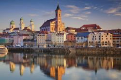 Una suggestiva skyline di Passau durante il tramonto, Germania.

