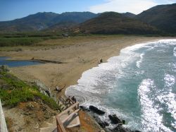 Una suggestiva spiaggia dell'isola di Tino, Cicladi, Grecia: questo piccolo paradiso è lambito da acque azzurre e cristalline con calette di ciottoli e di sabbia.

