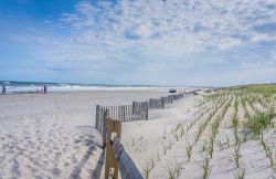 Una suggestiva spiaggia sabbiosa sulla costa del New Jersey, USA.



