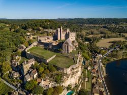 Una suggestiva veduta aerea del castello medievale di Beynac-et-Cazenac (Francia) in una giornata di sole.
