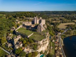 Una suggestiva veduta aerea del castello medievale di Beynac-et-Cazenac (Francia) in una giornata di sole.
