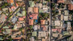 Una suggestiva veduta aerea della città di Conakry, capitale della Guinea. Secondo la leggenda il nome Conakry deriverebbe dall'unione di Cona, un vino locale, e la parola Nakiri ...