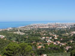 Una suggestiva veduta aerea della città di Livorno dalla collina di Montenero, Toscana.

