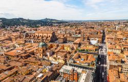 Una suggestiva veduta aerea di Via Indipendenza e di Piazza Maggiore a Bologna, Emilia-Romagna.

