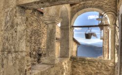 Una suggestiva veduta attraverso il borgo di Santo Stefano di Sessanio, Abruzzo, L'Aquila 