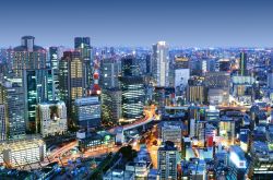 Una suggestiva veduta by night del centro di Osaka, distretto di Umeda (Giappone)
