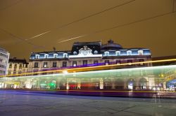 Una suggestiva veduta by night del Teatro dell'Opera di Clermont-Ferrand, Francia, con il passaggio del tram in Place de Jaude - © tolgaildun / Shutterstock.com