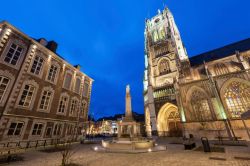 Una suggestiva veduta by night della basilica di Tongeren, Fiandre, Belgio. Eretta in gotico brabantino, questa chiesa è caratterizzata dalla possente torre-portico della facciata.
