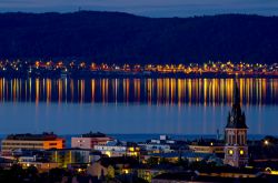 Una suggestiva veduta by night della città di Jonkoping, provincia di Smaland, Svezia.
