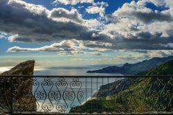 Una suggestiva veduta da una terrazza di Forza d'Agrò verso il vulcano Etna (Sicilia).



