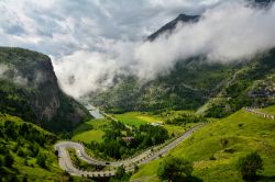 Una suggestiva veduta dal colle del Moncenisio in Francia: la strada di montagna sul lato italiano che dal monte collega Val Cenis con la località di Susa.

