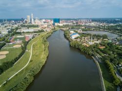 Una suggestiva veduta dal drone della città di Indianapolis, Indiana (USA). E' la città più popolosa dello stato dell'Indiana.
