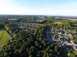 Una suggestiva veduta dal drone di Odense, isola di Fionia, Danimarca.  La città è collegata al mare tramite un canale raramente utilizzato. Siamo nella regione del Syddanmark ...