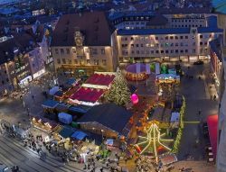 Una suggestiva veduta dall'alto by night del mercato di Natale a Heilbronn, Germania.



