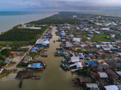 Una suggestiva veduta dall'alto del villaggio di pescatori di Sekinchan, Selangor, Malesia.
