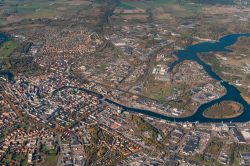 Una suggestiva veduta dall'alto della città di Norrkoping, Svezia. Questa località è una destinazione turistica molto apprezzata per via della sua posizione naturale ...