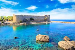 Una suggestiva veduta del castello di Kyrenia, isola di Cipro. Situato all'estremità orientale del vecchio porto, questo castello del XVI° secolo venne edificato dai veneziani; ...