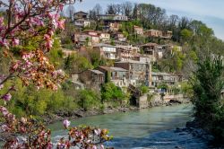 Una suggestiva veduta del fiume Rioni a Kutaisi, Georgia. Principale fiume della Georgia occidentale, nasce nella catena del Caucaso. La città si distribuisce lungo le due sponde del ...