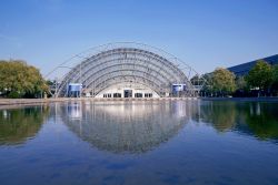 Una suggestiva veduta del Leipzig Neue Messe (Trade Hall) riflesso nell'acqua, Germania. Sede di esposizioni, congressi e manifestazioni, questo centro sorge nel quartiere Seehausen - © ...