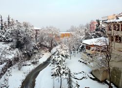 Una suggestiva veduta del ponte di Irgandi a Bursa in inverno durante una nevicata (Turchia). Questo ponte vanta una straordinaria architettura ed è uno dei simboli della città ...