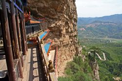 Una suggestiva veduta del tempio taoista nei pressi di Datong, Shanxi, Cina. E' stato costruito scavando nella roccia - © Greir / Shutterstock.com