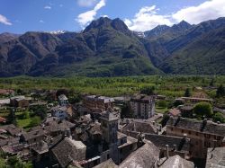 Una suggestiva veduta del villaggio medievale di Vogogna, Piemonte. Citata per la prima volta nel 970 d.C., questa località rimase un villaggio di contadini sino al XIII° secolo quando ...