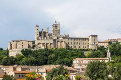 Una suggestiva veduta della cattedrale di Beziers, Francia. Dedicata a Saint Nazaire, la chiesa venne fondata sul sito di un tempio romano - © 171048977 / Shutterstock.com