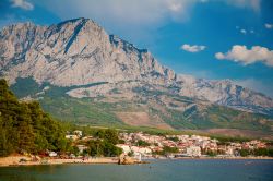 Una suggestiva veduta della costa di Baska, Croazia, con le montagne sullo sfondo. Siamo nell'estremità meridionale dell'isola di Krka. Il paese sorge in una profonda baia circondata ...