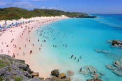 Una suggestiva veduta della spiaggia di Horseshoe Bay, Bermuda. Gli appassionati di immersioni troveranno qui un vero paradiso: siamo infatti in corrispondenza della barriera corallina più ...