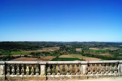 Una suggestiva veduta della valle della Dordogna dalla città medievale di Domme, Dordogna, Francia. Affacciati alla balaustra in pietra si possono ammirare parecchi ettari di terra coltivata.

 ...