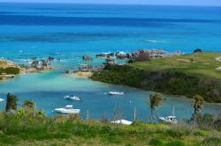 Una suggestiva veduta di Achilles Bay a St. George's, Bermuda. Barche e yachts ormeggiano in questa insenatura circondate da una natura lussureggiante e dalle acque cristalline dei Caraibi.

 ...