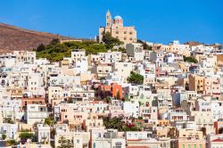 Una suggestiva veduta di Ermopoli con la chiesa di San Nicola sullo sfondo, isola di Syros, Grecia.


