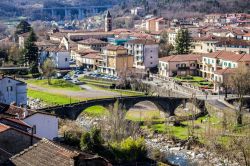 Una suggestiva veduta di Pontremoli con l'antico ponte della Cresa, Massa Carrara, Toscana. Il ponte risale al 1300: inizialmente costruito con una struttura solo in legno, venne poi realizzato ...