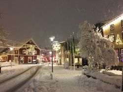 Una suggestiva veduta di Reykjavik (Islanda) a Natale durante una nevicata. 
