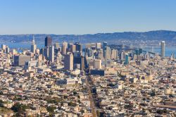 Una suggestiva veduta di San Francisco dalle Twin Peaks, California (USA). La città si trova all'estremità nord dell'omonima penisola ed ha un territorio per lo più ...