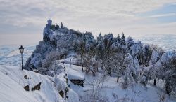 Una suggestiva veduta di San Marino sotto la neve. Il clima è mite con estati calde e inverni freschi; nei mesi invernali si possono verificare anche precipitazioni nevose.
